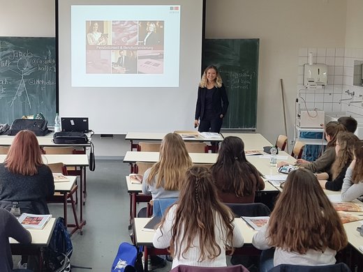 Irene Schendel während des Workshops in der Edith-Stein-Schule in Darmstadt